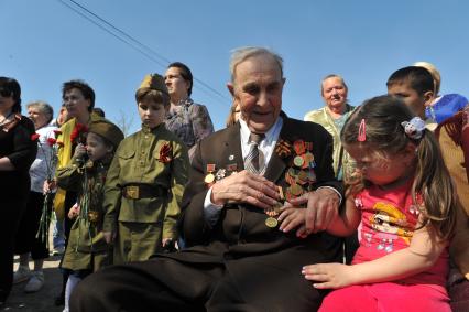 День Победы в деревне Вялки. На снимке: ветеран ВОВ и дети.