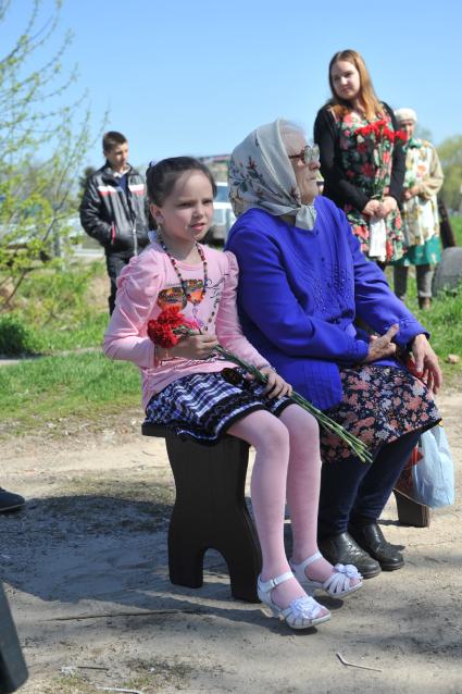 День Победы в деревне Вялки. На снимке: пенсионерка и девочка.