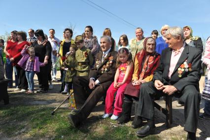 День Победы в деревне Вялки. На снимке: ветераны ВОВ и девочка.