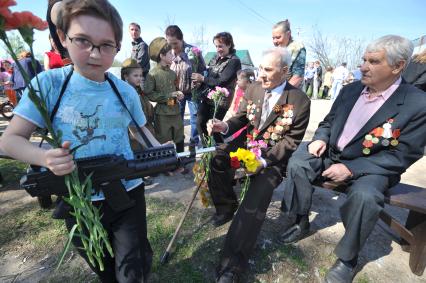 День Победы в деревне Вялки. На снимке: ветераны ВОВ и мальчик с игрушечным автоматом.