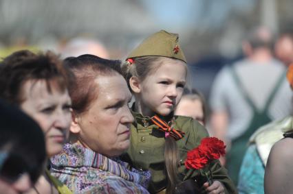 День Победы в деревне Вялки. На снимке: женщина и ребенок.