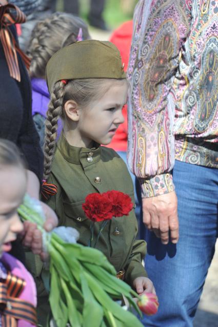 День Победы в деревне Вялки. На снимке: девочка в военной форме времен ВОВ