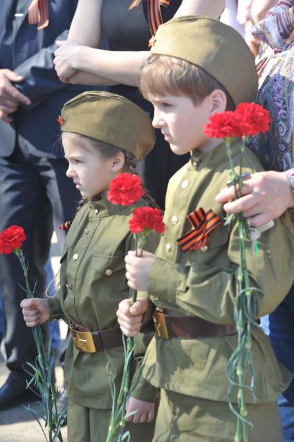 День Победы в деревне Вялки. На снимке: дети в военной форме времен ВОВ