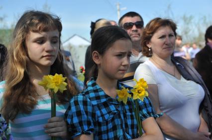 День Победы в деревне Вялки. На снимке: девочки с нарциссами.