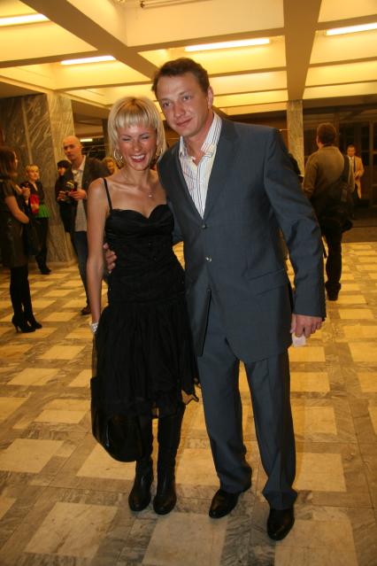 Диск64. Национальная премия в области кинематографии ЗОЛОТОЙ ОРЕЛ 2008 год. На снимке: актер Башаров Марат с женой