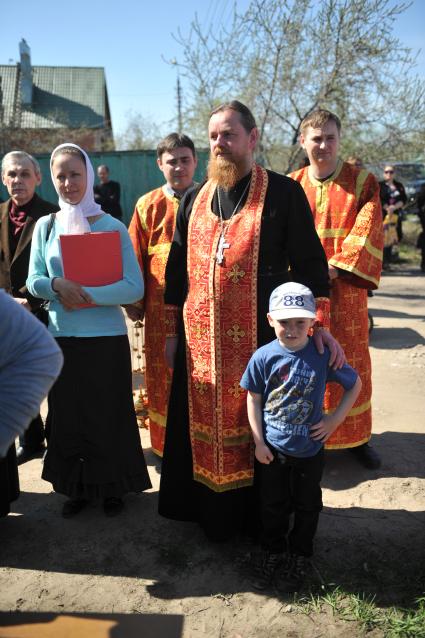 День Победы в деревне Вялки. На снимке: священники и ребенок.