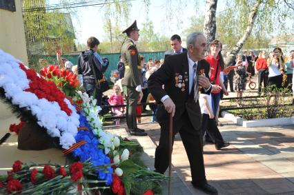 День Победы в деревне Вялки. На снимке: возложение цветов к памятной стелле с именами 67-ми погибших жителей деревни.