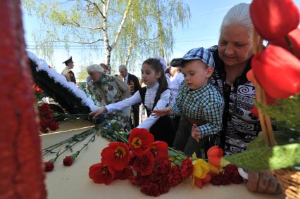 День Победы в деревне Вялки. На снимке: возложение цветов к памятной стелле с именами 67-ми погибших жителей деревни.