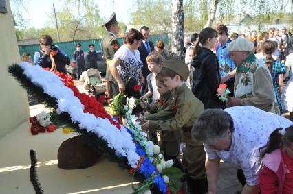 День Победы в деревне Вялки. На снимке: возложение цветов к памятной стелле с именами 67-ми погибших жителей деревни.