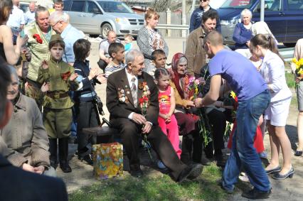 День Победы в деревне Вялки. На снимке: ветеран ВОВ.