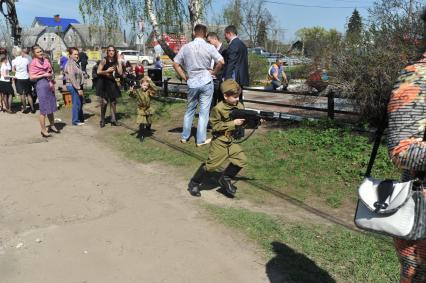 День Победы в деревне Вялки. На снимке: мальчик в военной форме времен ВОВ с игрушечным автоматом в руках