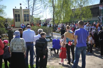 День Победы в деревне Вялки. На снимке: жители деревни у  памятной стеллы с именами 67-ми погибших жителей деревни.