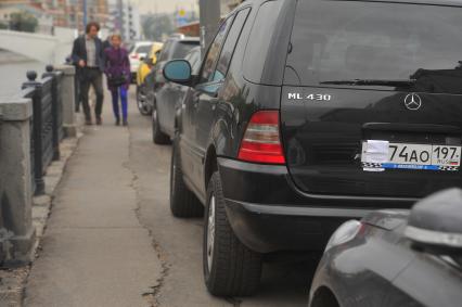 Припаркованный автомобили на пешеходной зоне.