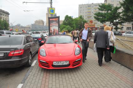 Припаркованный Ferrari на пешеходной зоне.