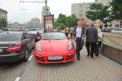 Припаркованный Ferrari на пешеходной зоне.