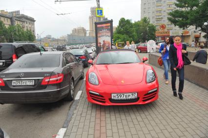 Припаркованный Ferrari на пешеходной зоне.