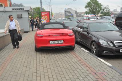 Припаркованный Ferrari на пешеходной зоне.