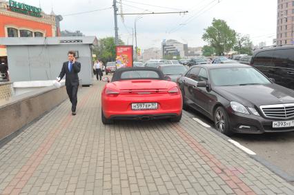 Припаркованный Ferrari на пешеходной зоне.