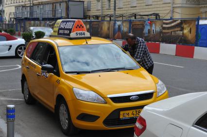 Желтое такси на улицах Москвы.