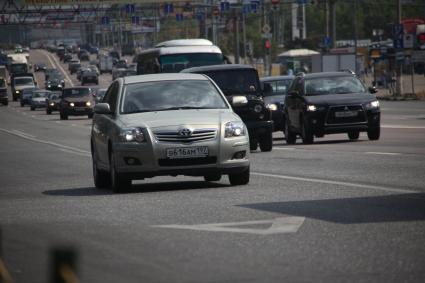 Волоколамское шоссе в районе Щукинской. На снимке: автомобиль едет по полосе, предназначенной для движения общественного транспорта.