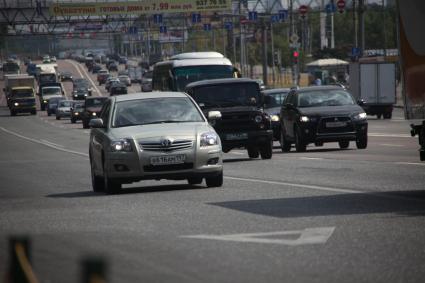 Волоколамское шоссе в районе Щукинской. На снимке: автомобиль едет по полосе, предназначенной для движения общественного транспорта.