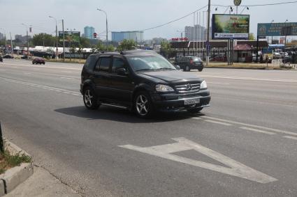 Волоколамское шоссе в районе Щукинской. На снимке: автомобиль едет по полосе, предназначенной для движения общественного транспорта.