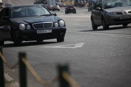 Волоколамское шоссе в районе Щукинской. На снимке: автомобиль едет по полосе, предназначенной для движения общественного транспорта.