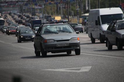 Волоколамское шоссе в районе Щукинской. На снимке: автомобиль едет по полосе, предназначенной для движения общественного транспорта.