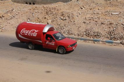 Египет. Эль-Саллум. На снимке: грузовой автомобиль Coca-Cola.