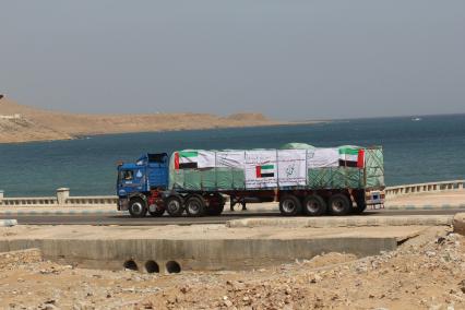 Египет. Эль-Саллум. На снимке: фура с гуманитарной помощью направляется на ливийско-египетскую границу..
