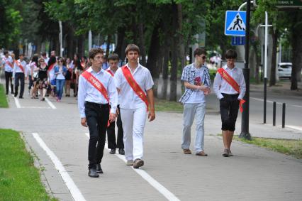 Выпускники школ на улицах города.