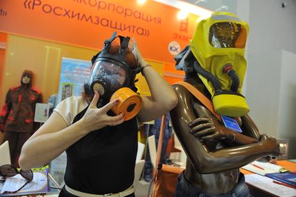 ВВЦ. Международный салон по обеспечению безопасности `Комплексная безопасность-2013`. На снимке: женщина и манекен у стенда `Росхизащита`.