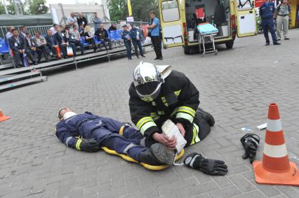 ВВЦ.  Международный салон по обеспечению безопасности `Комплексная безопасность-2013`. На снимке: показательные учения сотрудников пожарной охраны.