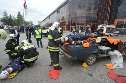 ВВЦ.  Международный салон по обеспечению безопасности `Комплексная безопасность-2013`. На снимке: показательные учения сотрудников пожарной службы МЧС.