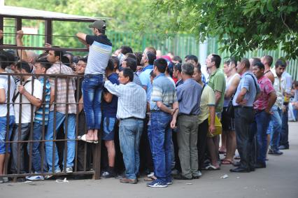 Управление ФМС по Москве. Улица Корнейчука 47 А. На снимке: очередь из мигрантов на получение разрешения на работу в России.