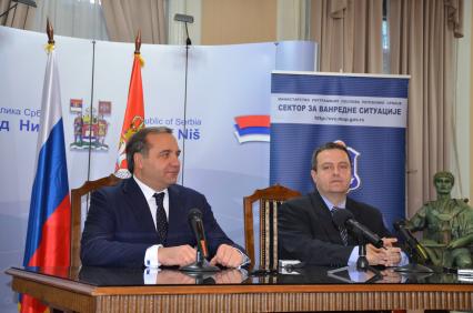 Визит главы МЧС В. Пучкова в Сербию.Подписание плана совместных мероприятий по обеспечению деятельности и развитию российско-сербского гуманитарного центра в городе Нише. На снимке: министр по делам гражданской обороны РФ Владимир Пучков и премьер-министр Сербии Ивица Дачич (слева направо)
