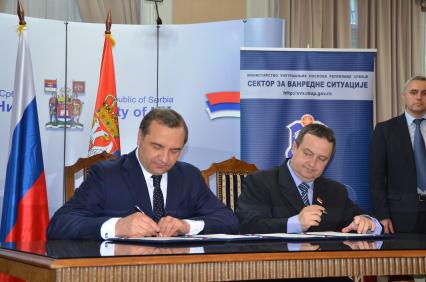 Визит главы МЧС В. Пучкова в Сербию.Подписание плана совместных мероприятий по обеспечению деятельности и развитию российско-сербского гуманитарного центра в городе Нише. На снимке: министр по делам гражданской обороны РФ Владимир Пучков и премьер-министр Сербии Ивица Дачич (слева направо)