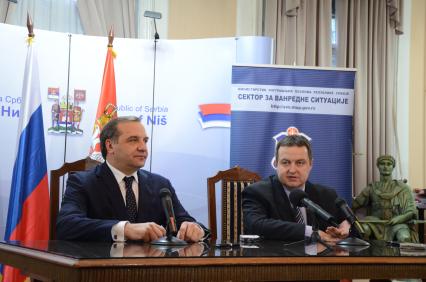 Визит главы МЧС В. Пучкова в Сербию.Подписание плана совместных мероприятий по обеспечению деятельности и развитию российско-сербского гуманитарного центра в городе Нише. На снимке: министр по делам гражданской обороны РФ Владимир Пучков и премьер-министр Сербии Ивица Дачич (слева направо)