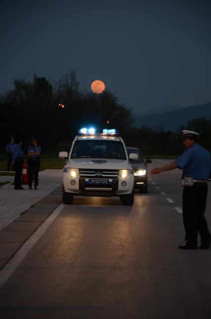 Визит главы МЧС В. Пучкова в Сербию. На снимке: автомобиль и полицейский.