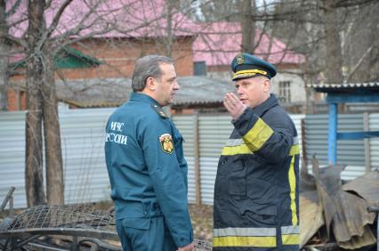 Поселок Раменский. Последствия пожара в здании психиатрической больницы N 14. На снимке: министр по делам гражданской обороны РФ Владимир Пучков (слева)