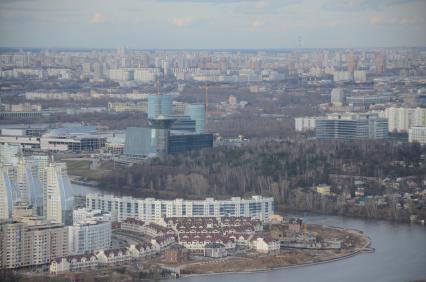 Полет на вертолете. На снимке: панорама Москвы из салона веролета.