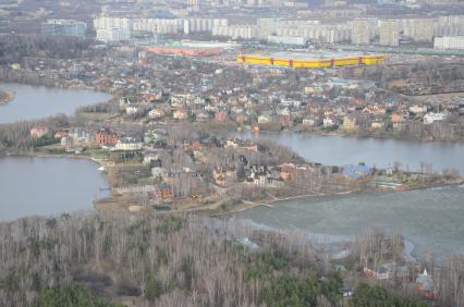 Полет на вертолете. На снимке: панорама Москвы из салона веролета.