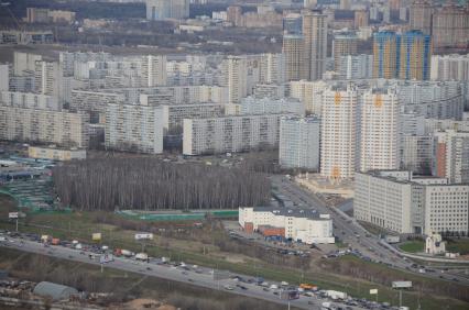 Полет на вертолете. На снимке: панорама Москвы из салона веролета.