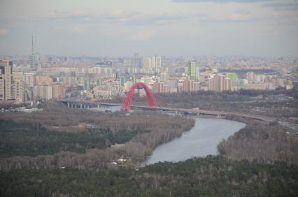 Полет на вертолете. На снимке: панорама Москвы из салона веролета.