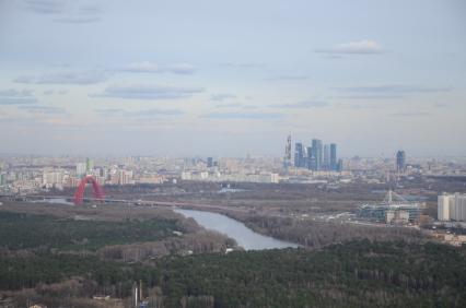 Полет на вертолете. На снимке: панорама Москвы из салона веролета.