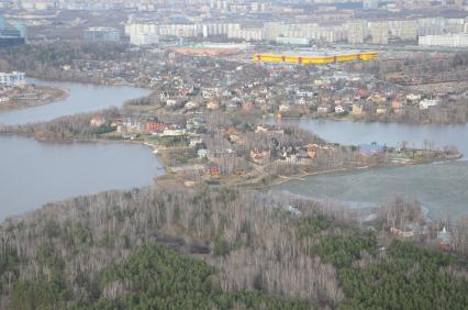 Полет на вертолете. На снимке: панорама Москвы из салона веролета.