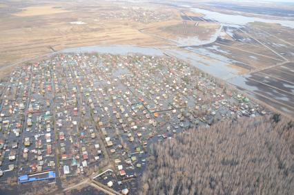 Полет на вертолете. На снимке: подтопления в районе поселка Раменский.