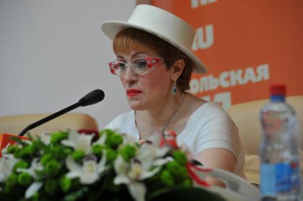 Пресс-центр ИД `Комсомольская правда`. Тема: `С какими вопросами люди идут к народным целителям? Резервы человеческого организма и механизмы оздоровления.` На снимке: `Азербайджанская Ванга`, ясновидящая и целительница Нурида Курбанова.