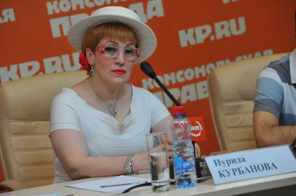 Пресс-центр ИД `Комсомольская правда`. Тема: `С какими вопросами люди идут к народным целителям? Резервы человеческого организма и механизмы оздоровления.` На снимке: `Азербайджанская Ванга`, ясновидящая и целительница Нурида Курбанова.