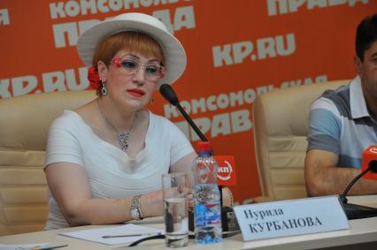 Пресс-центр ИД `Комсомольская правда`. Тема: `С какими вопросами люди идут к народным целителям? Резервы человеческого организма и механизмы оздоровления.` На снимке: `Азербайджанская Ванга`, ясновидящая и целительница Нурида Курбанова.